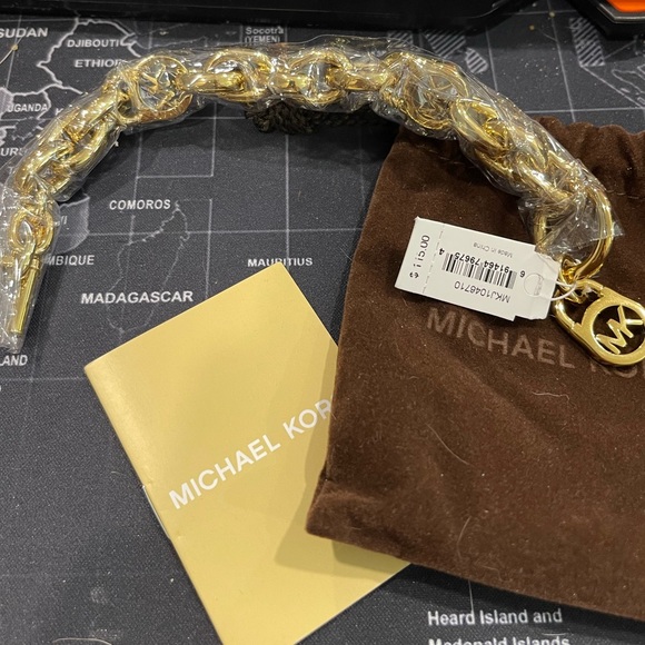 Michael Kors Gold Chunky Toggle Bracelet - Picture 5 of 6